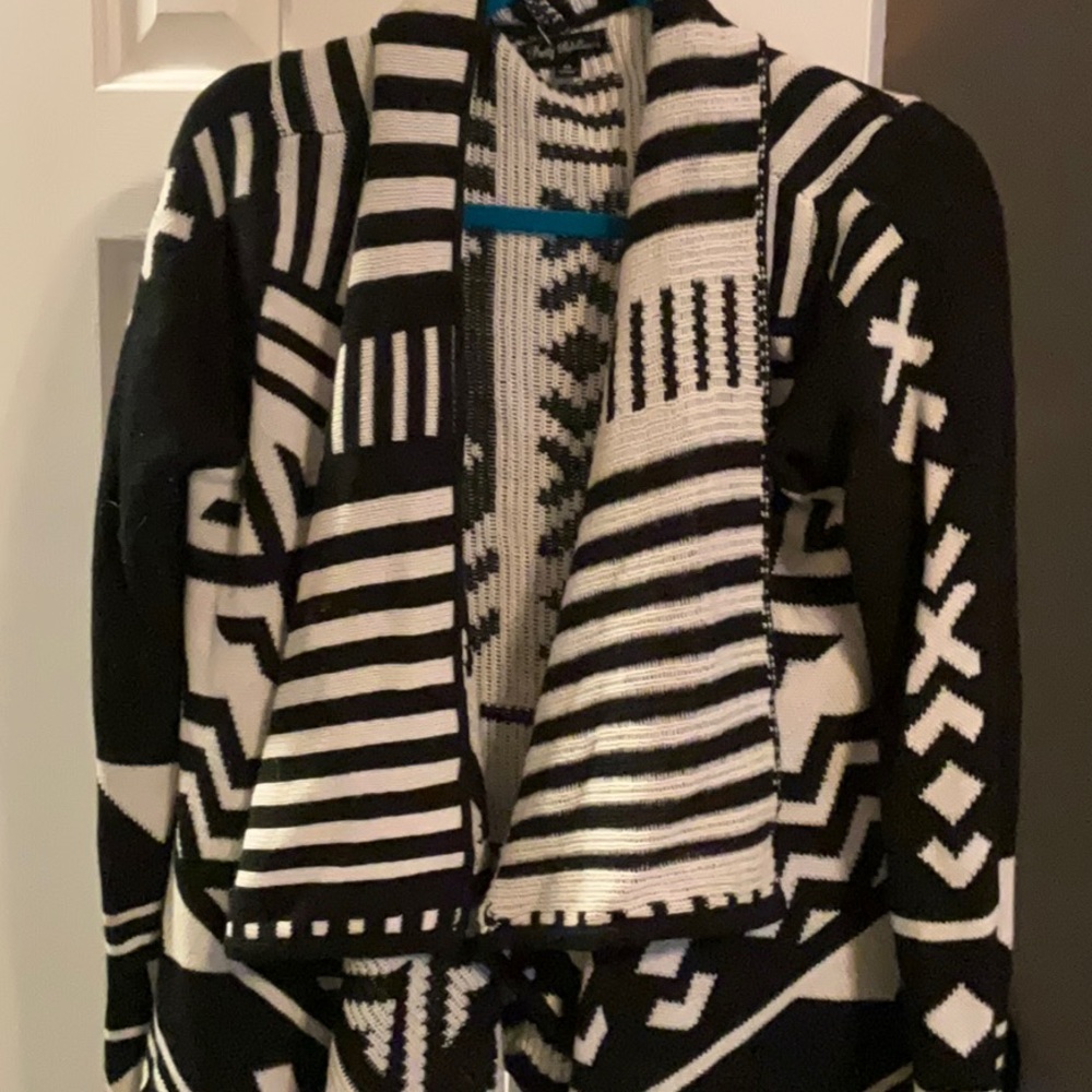 Pretty Rebellious Black & White Patterned Knit Shawl/Cardigan (M)